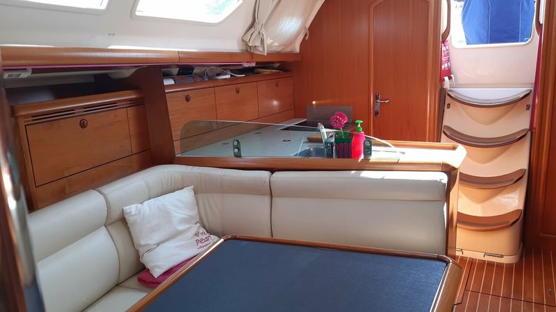 Jeanneau Sun Odyssey 37 | Pink Pearl