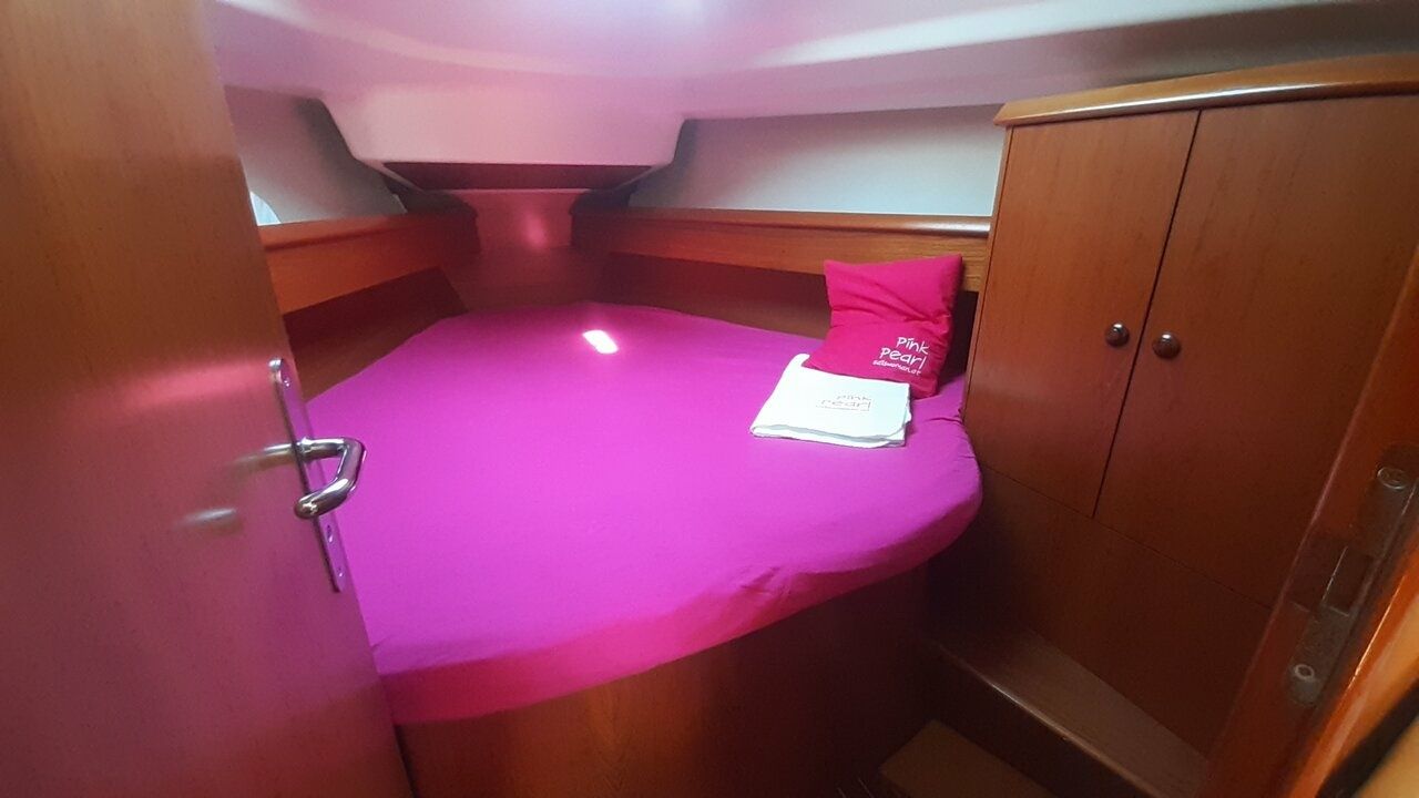 Jeanneau Sun Odyssey 37 | Pink Pearl