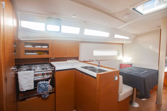 Jeanneau Sun Odyssey 380 | Ocean Breeze