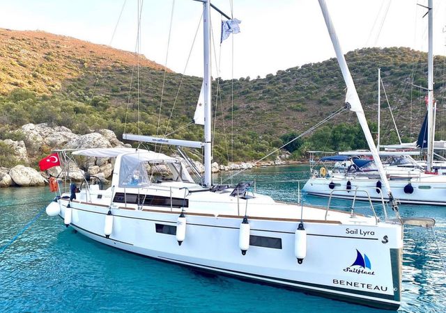 Beneteau Oceanis 38.1 | Sail Lyra