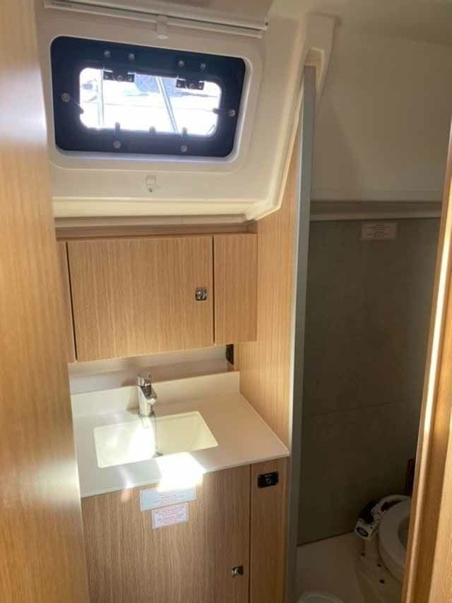 Bavaria C42 | Sideways