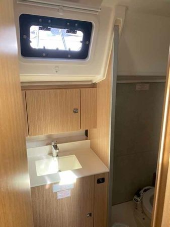 Bavaria C42 | Sideways