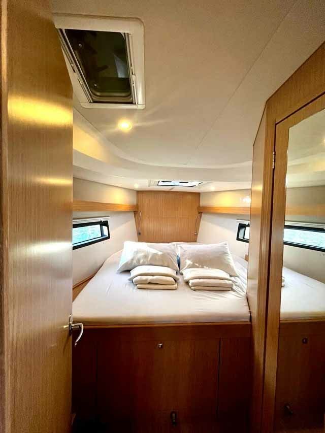 Bavaria C42 | Sideways