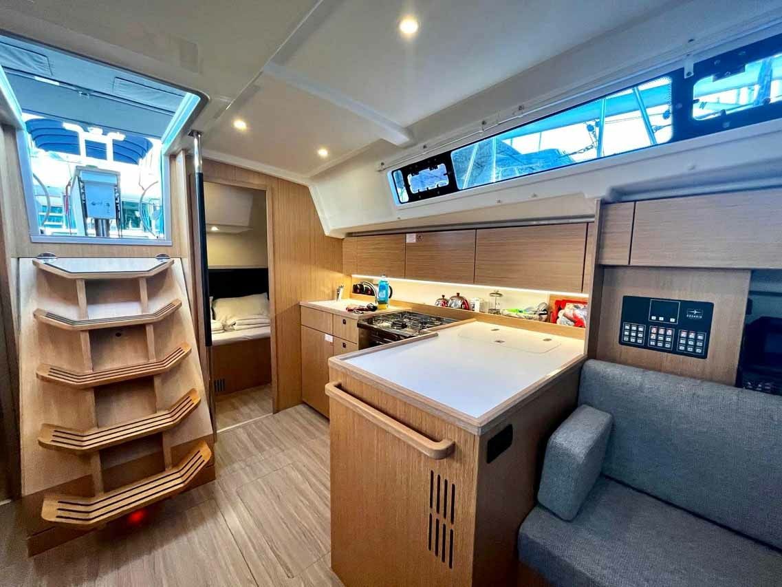 Bavaria C42 | Sideways