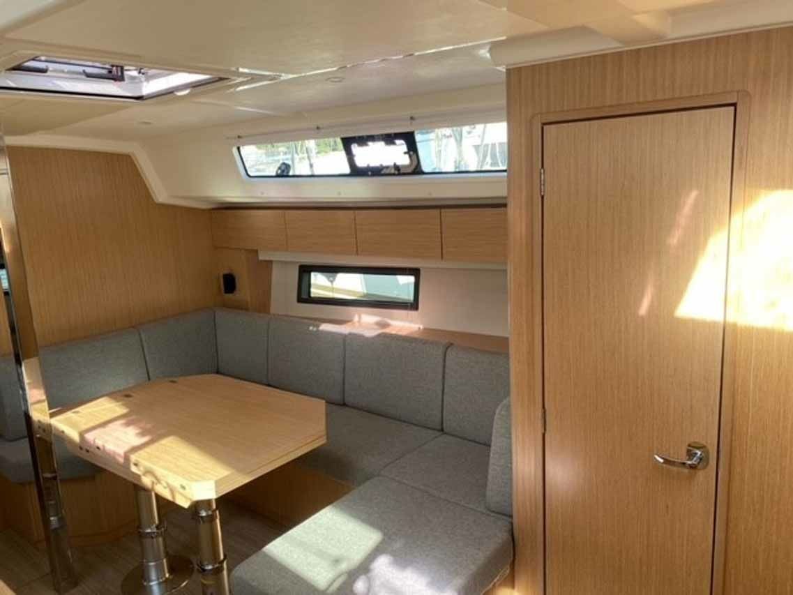 Bavaria C42 | Sideways
