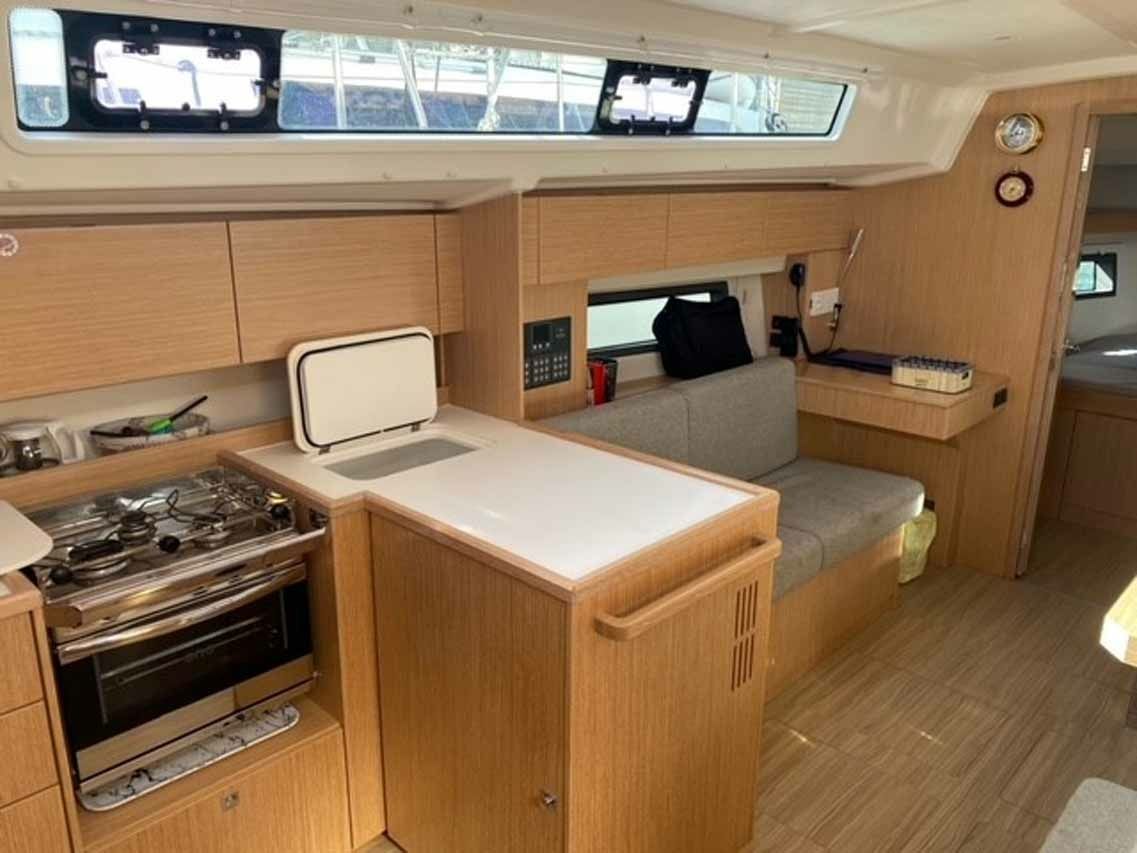 Bavaria C42 | Sideways