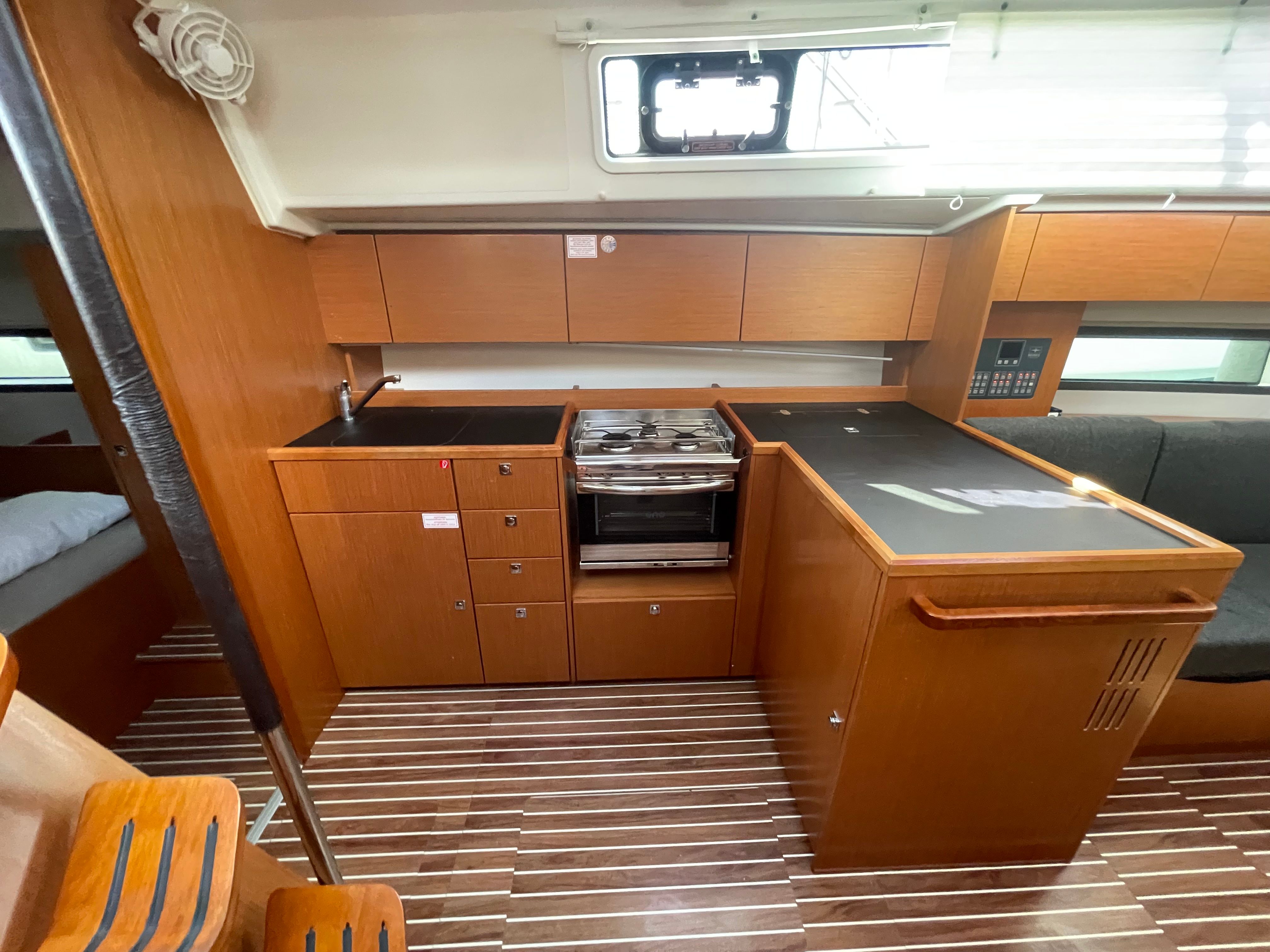 Bavaria C42 | Silver 7