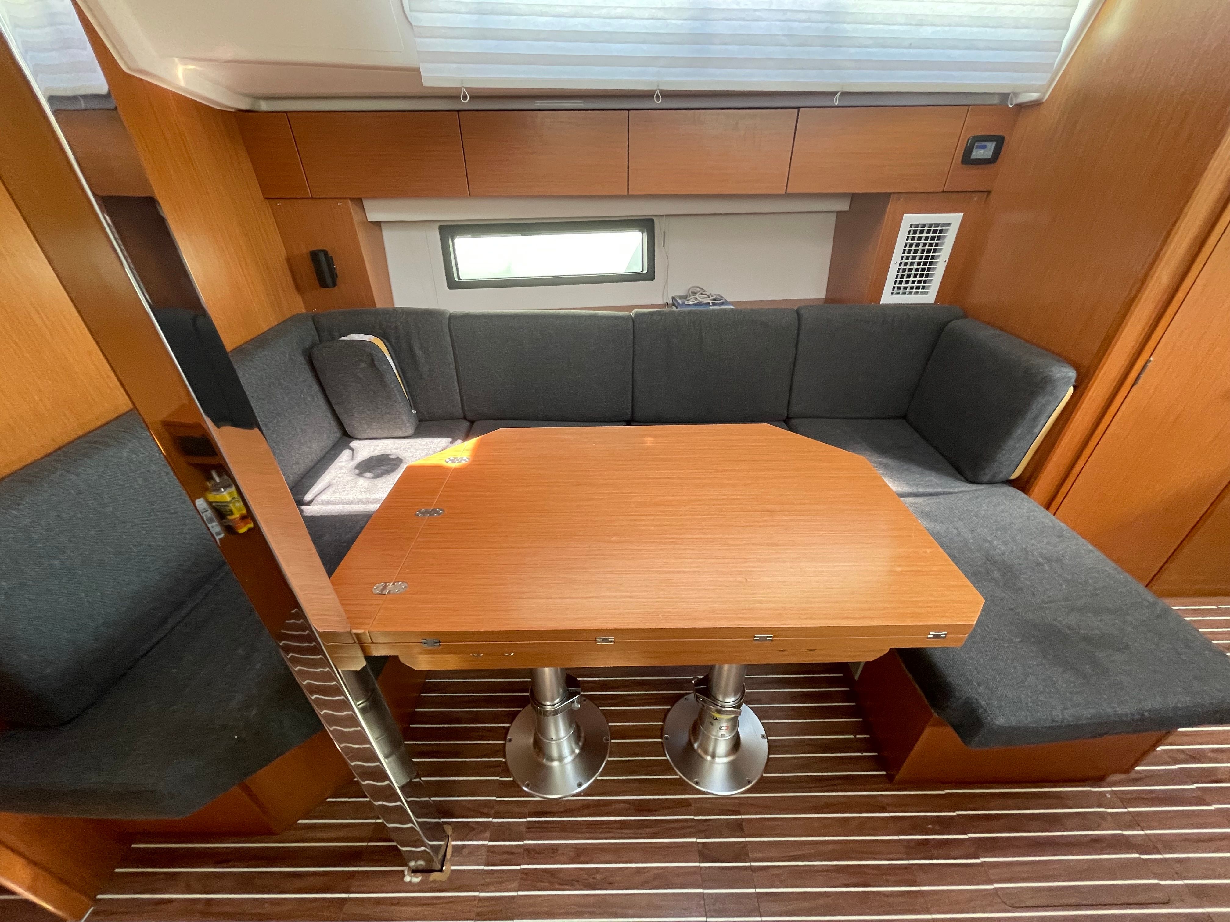 Bavaria C42 | Silver 7