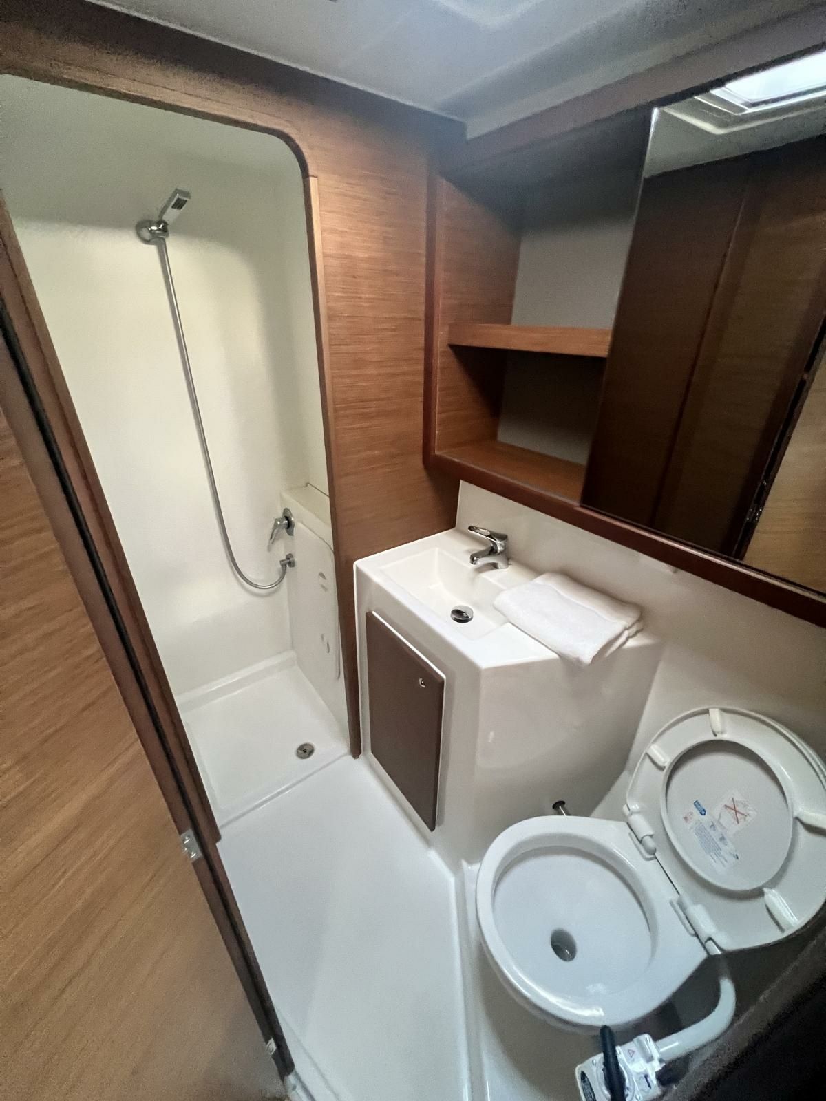 Lagoon 42 | Three Little Birds