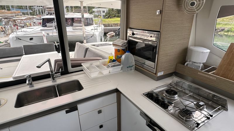 Fountaine Pajot Lucia 40 | Quarda Jeepi