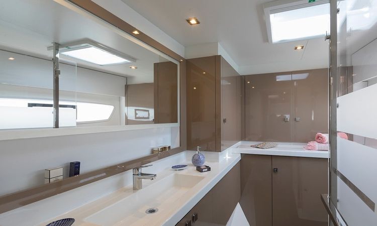 Fountaine Pajot Astrea 42 | Le Bart