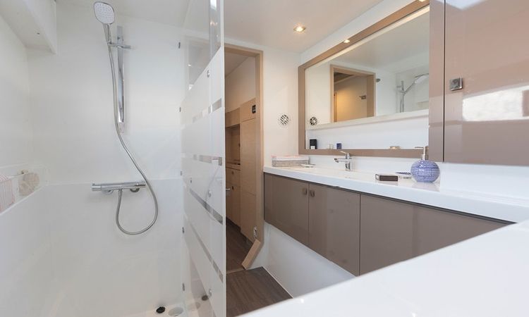 Fountaine Pajot Astrea 42 | Le Bart