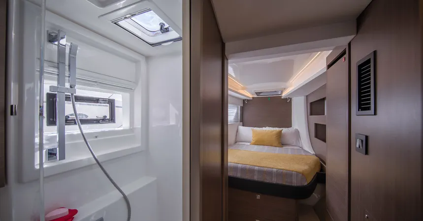 Leopard 42 | Sunsail 2220