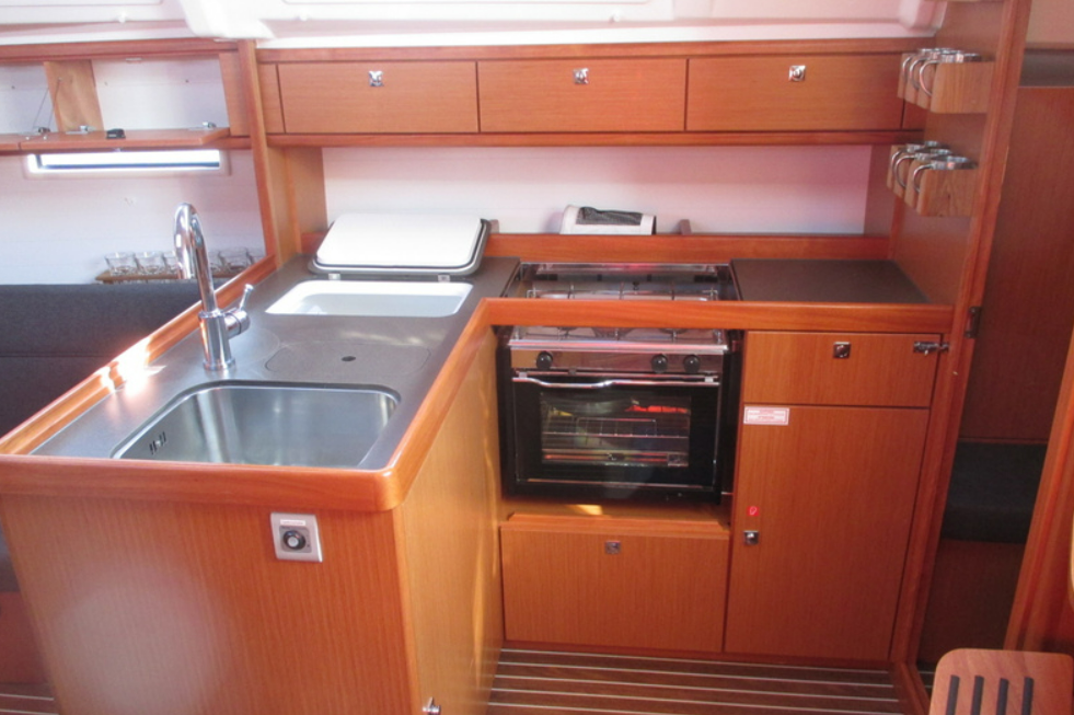 Bavaria Cruiser 37 | Salute