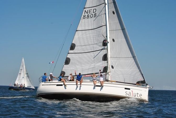 Bavaria Cruiser 37 | Salute