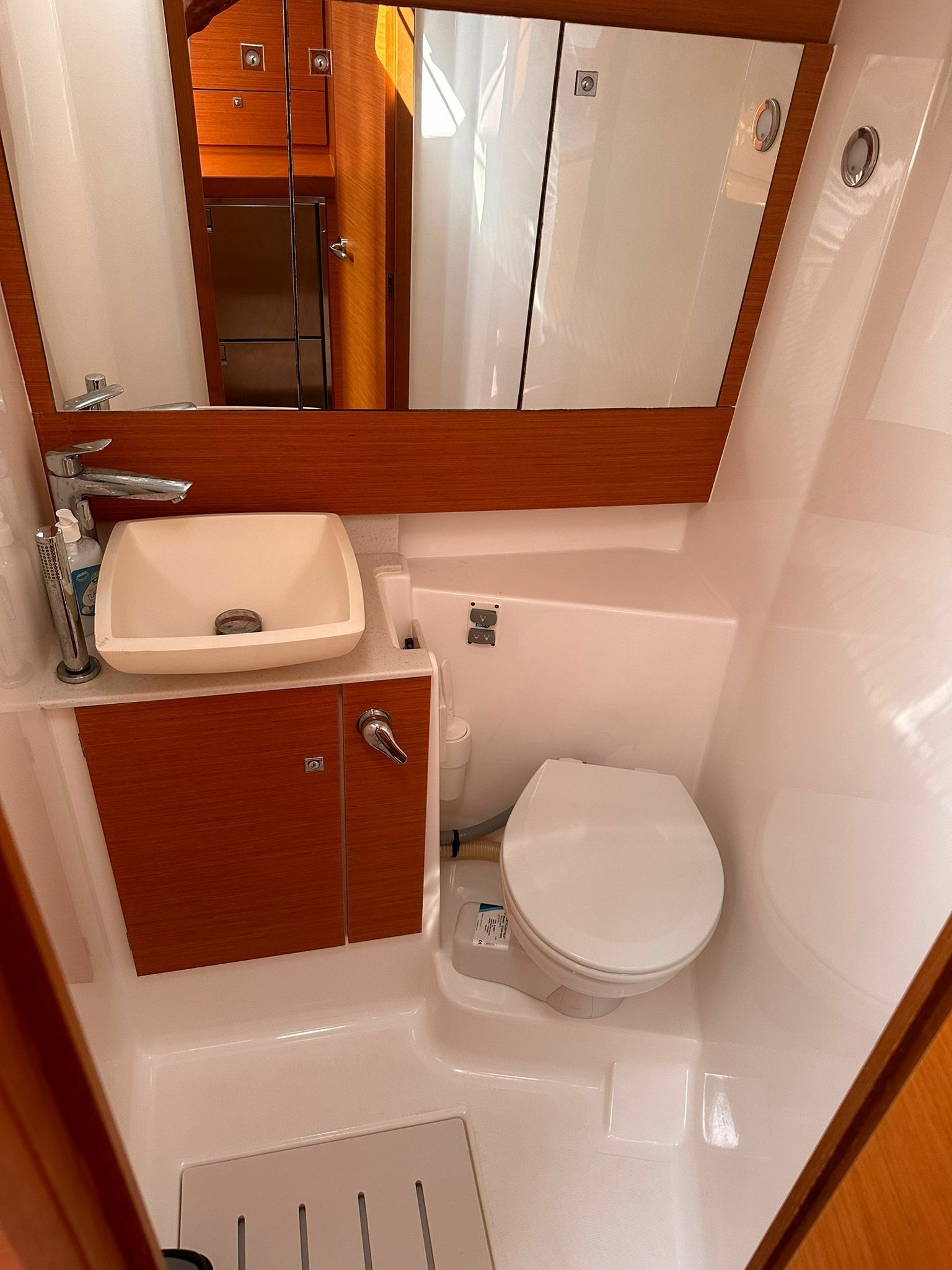 Dufour 430 | Scarlet