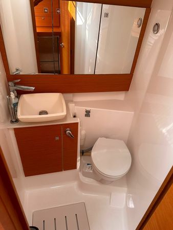 Dufour 430 | Scarlet