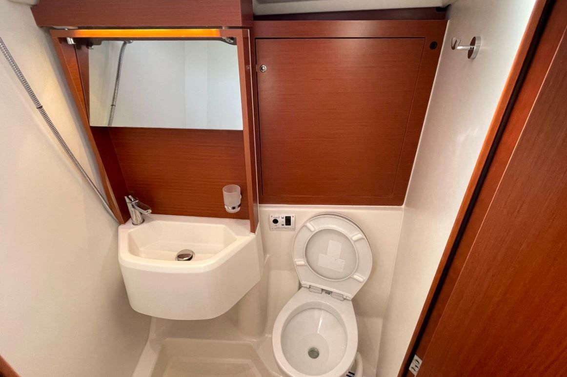 Beneteau Oceanis 51.1 | Black Swan