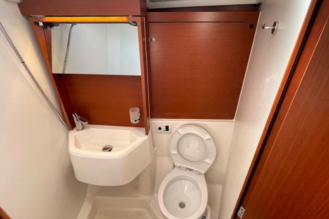 Beneteau Oceanis 51.1 | Black Swan