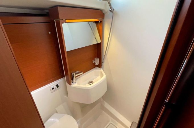 Beneteau Oceanis 51.1 | Black Swan