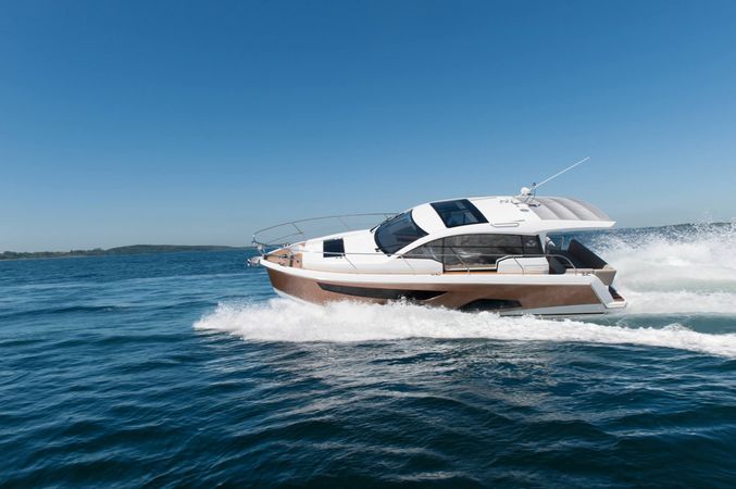Sealine C330 | Flow