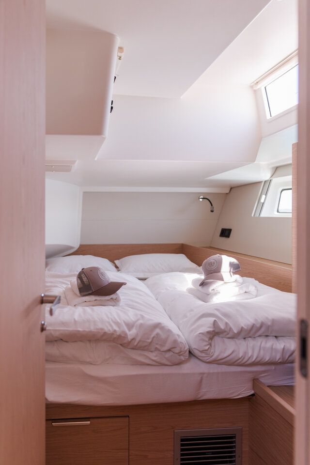 Beneteau Oceanis 54 | White Bird