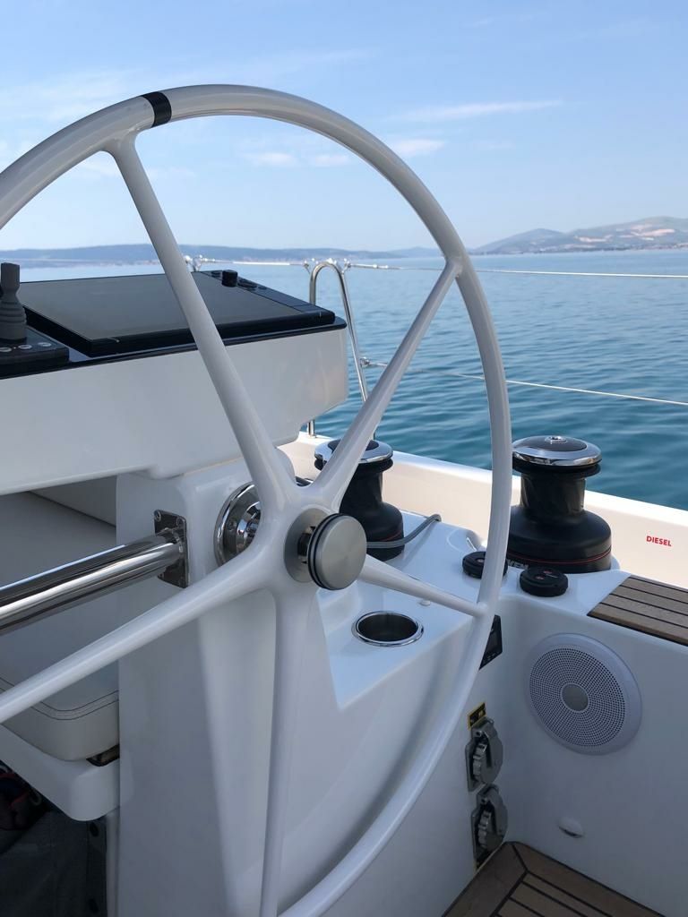 Beneteau Oceanis 54 | White Bird