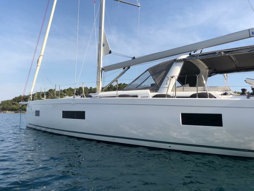 Beneteau Oceanis 54 | White Bird