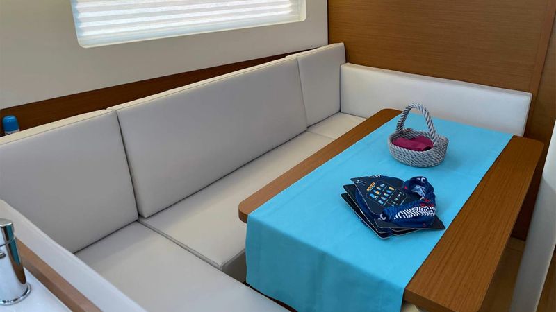 Jeanneau Sun Odyssey 380 | Just Happy