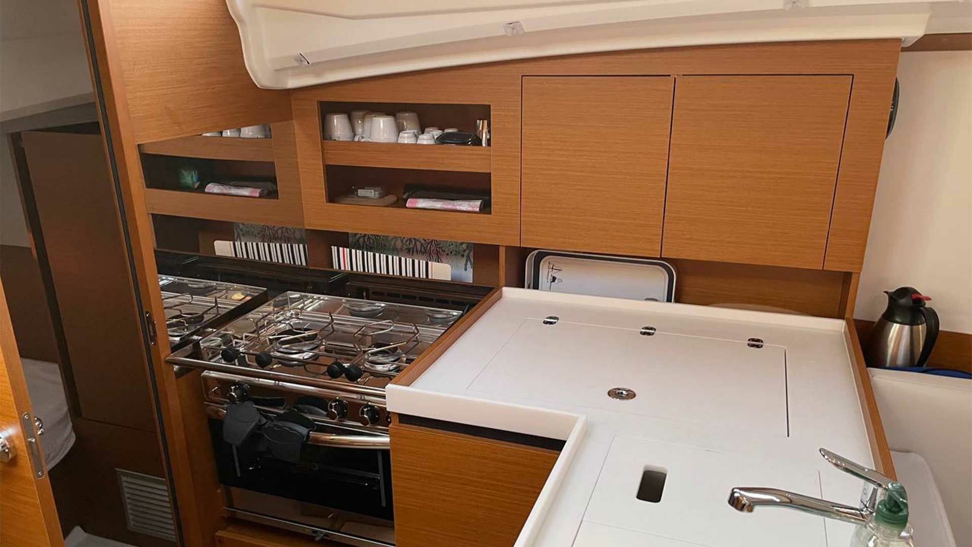 Jeanneau Sun Odyssey 380 | Just Happy