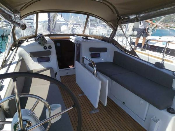 Jeanneau Sun Odyssey 380 | Bright Elli