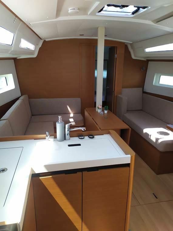 Jeanneau Sun Odyssey 380 | Bright Elli