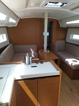 Jeanneau Sun Odyssey 380 | Bright Elli