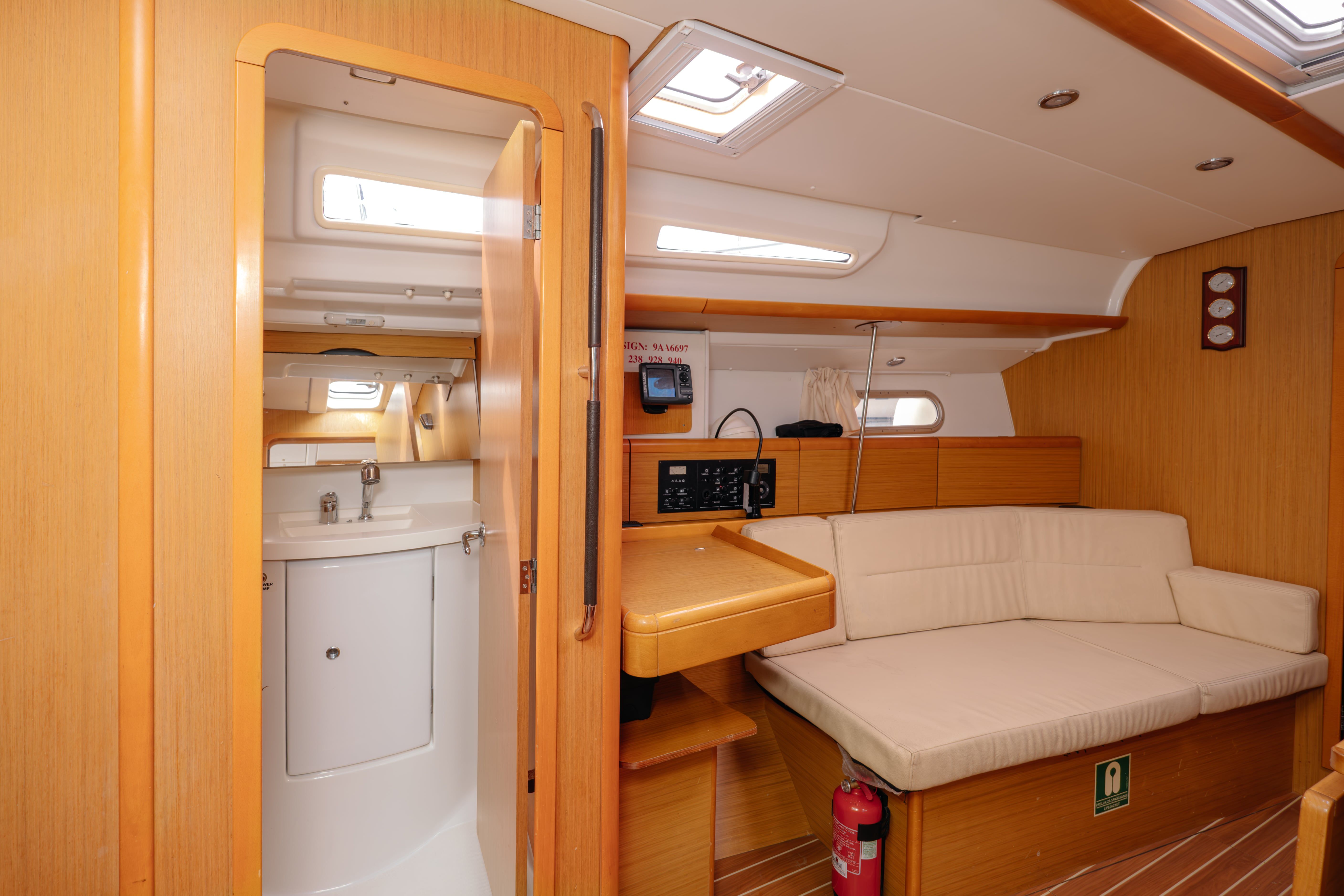 Jeanneau Sun Odyssey 42 i | Winter Breeze