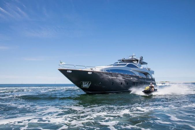 Azimut 116 | Tail Lights