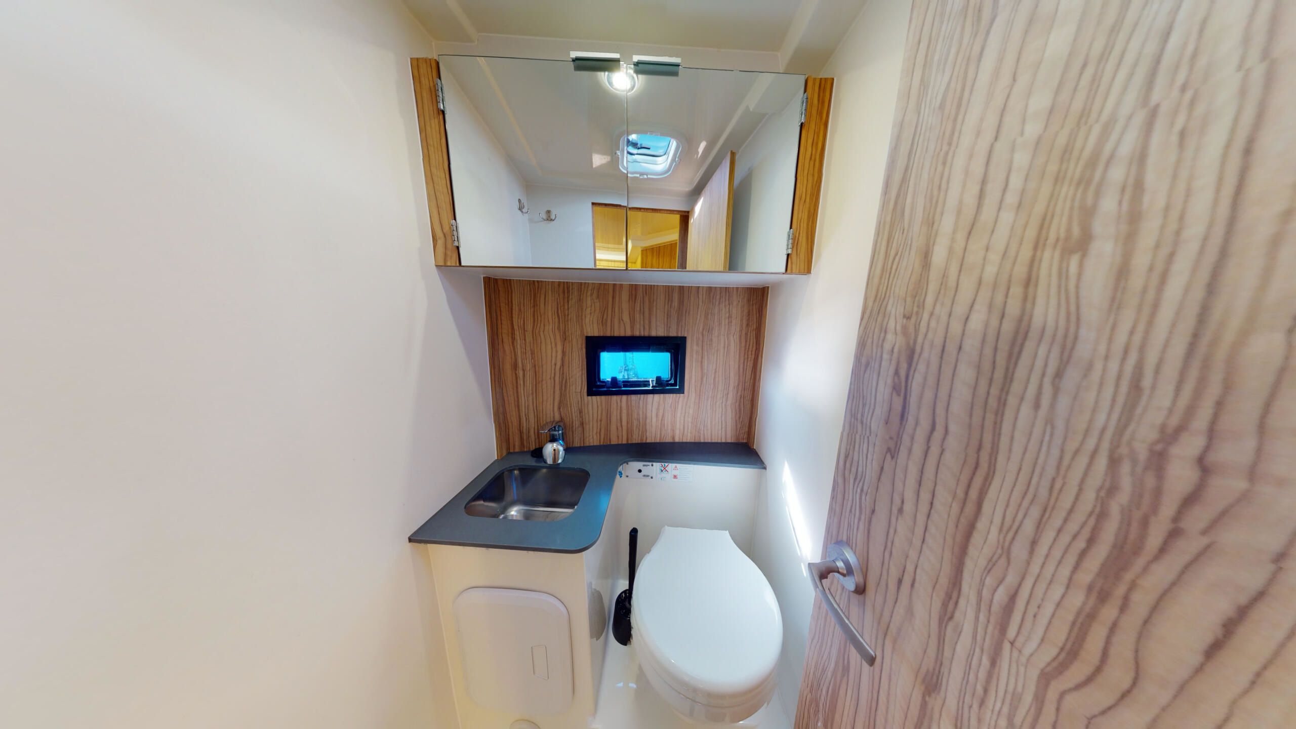Cobra Yachts 40 | Special Blue XL