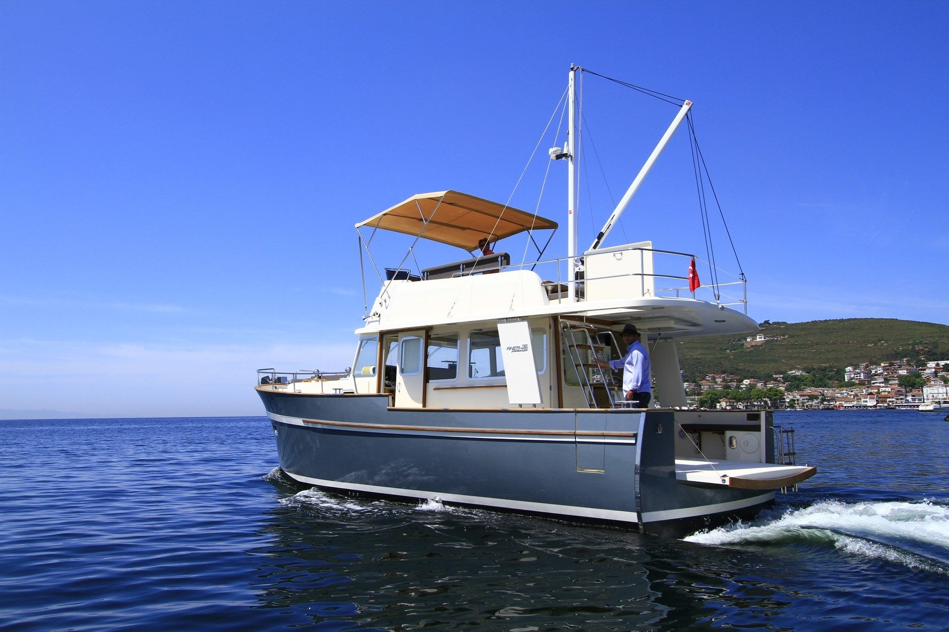 Rhea Marine Trawler 36 | Angeliner
