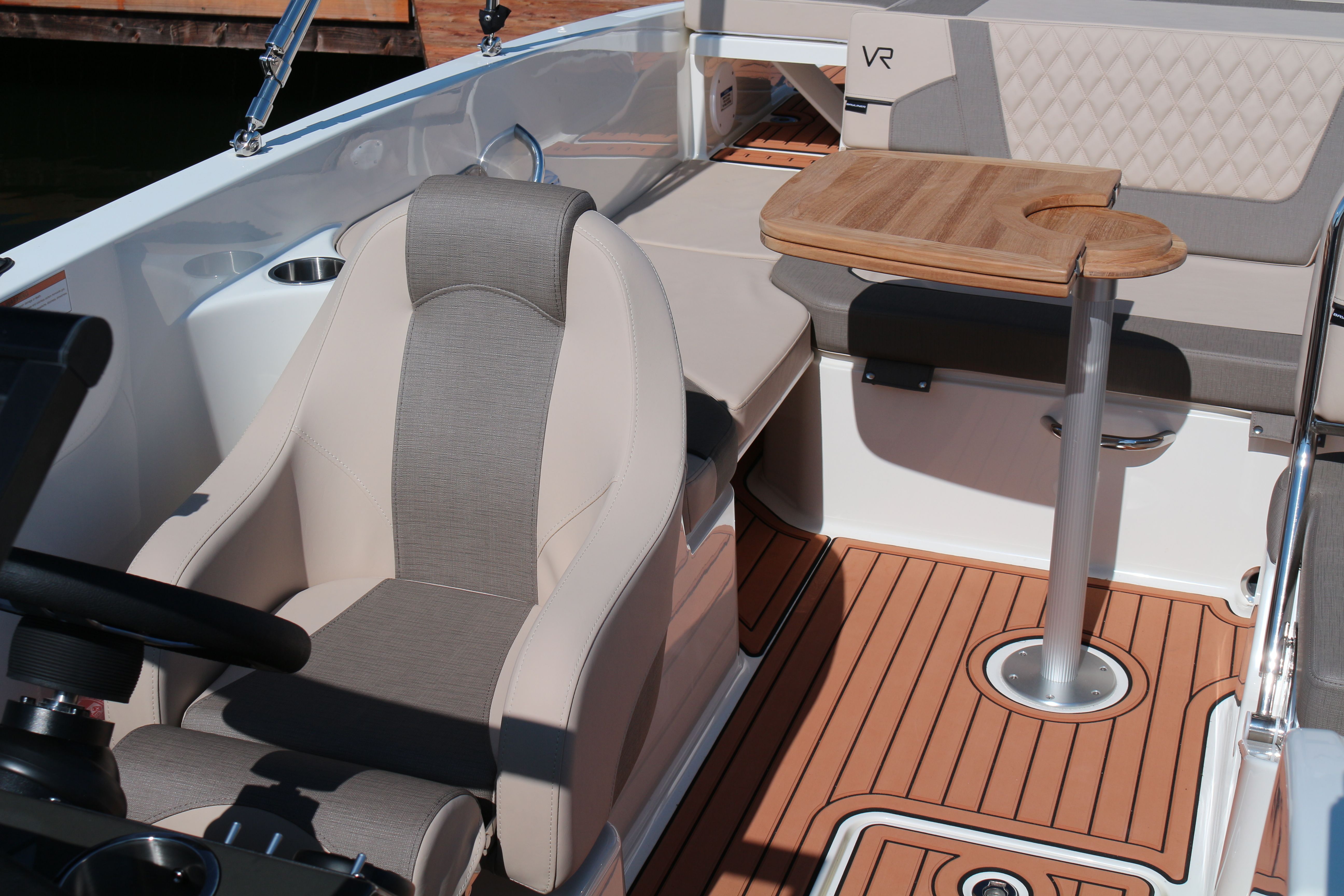 Bayliner VR6 E | Piu Bella Cosa