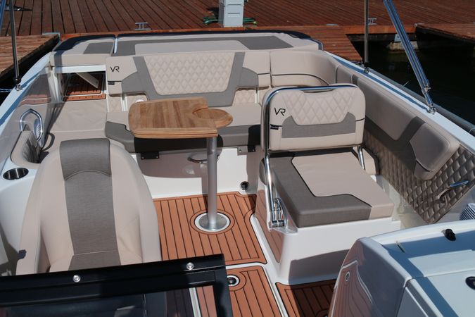 Bayliner VR6 E | Piu Bella Cosa