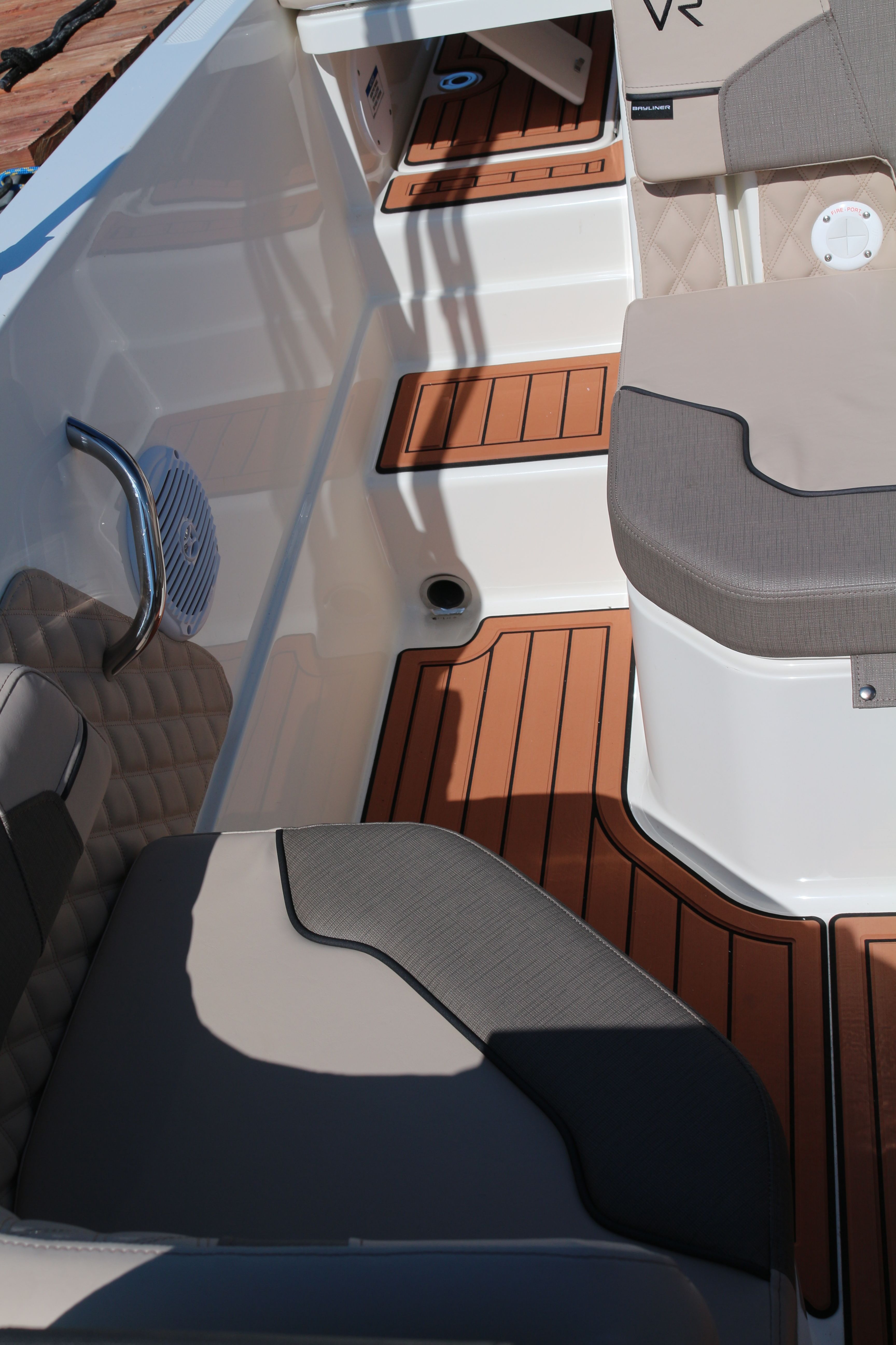 Bayliner VR6 E | Piu Bella Cosa