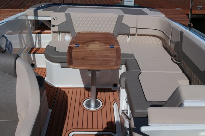 Bayliner VR6 E | Piu Bella Cosa