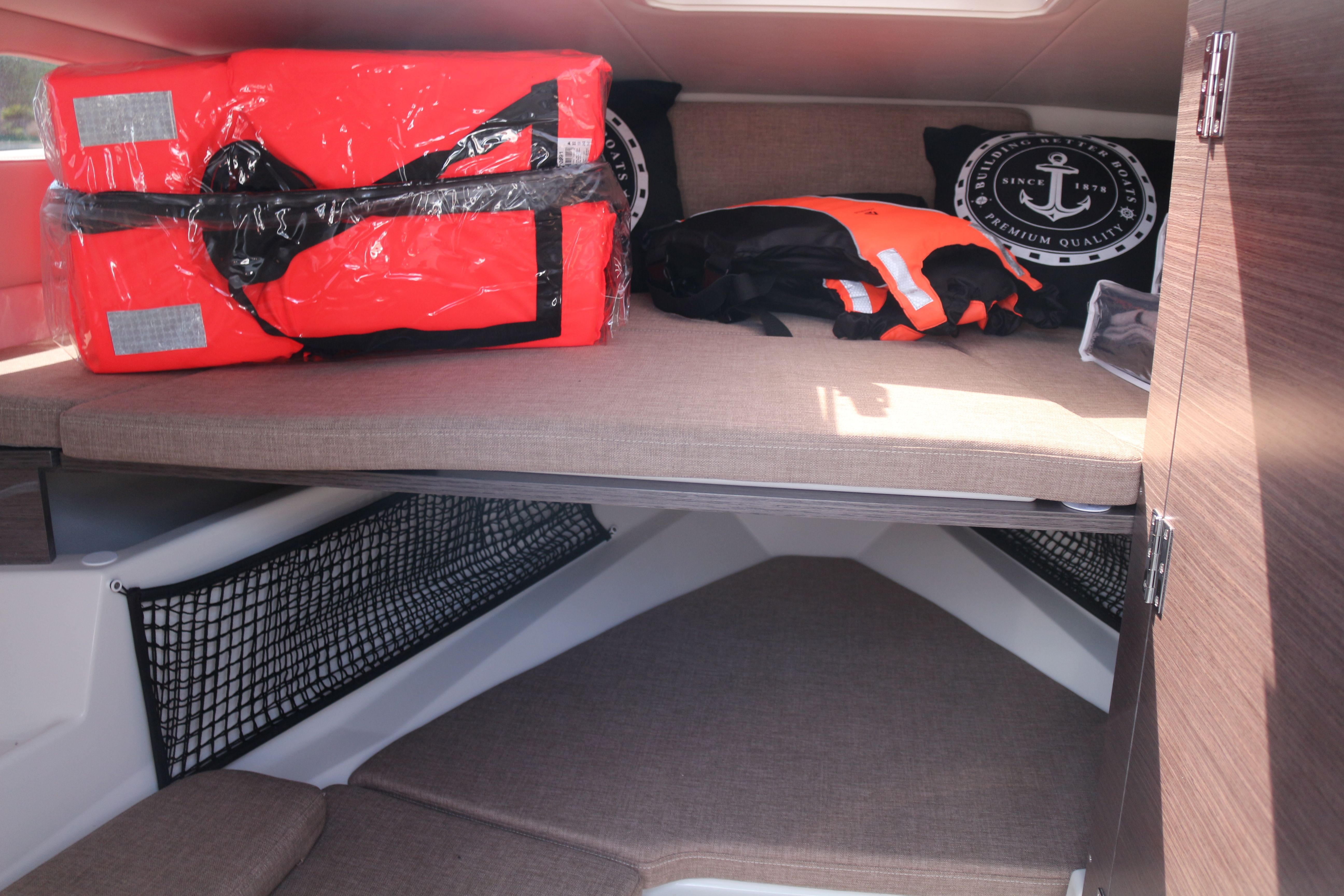 Bayliner VR6 Cuddy | Polly