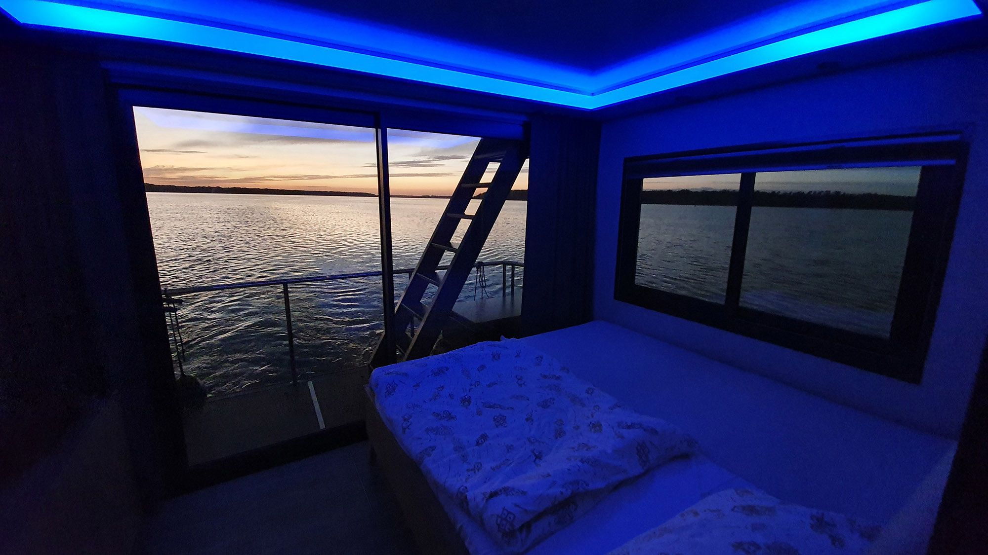 Nautilus Houseboat | Water Lodge
