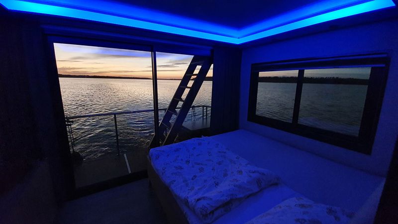 Nautilus Houseboat | Water Lodge