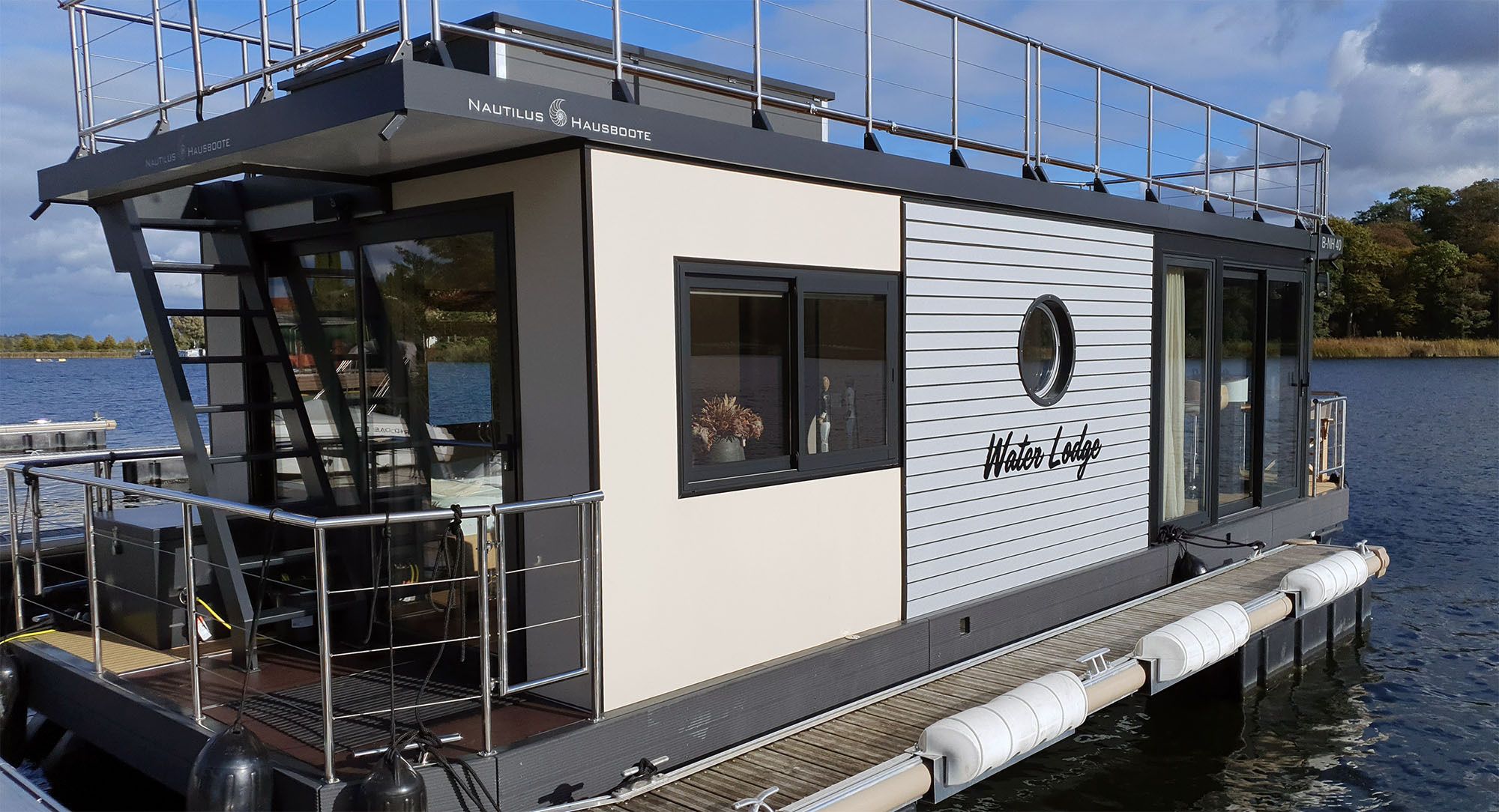 Nautilus Houseboat | Water Lodge