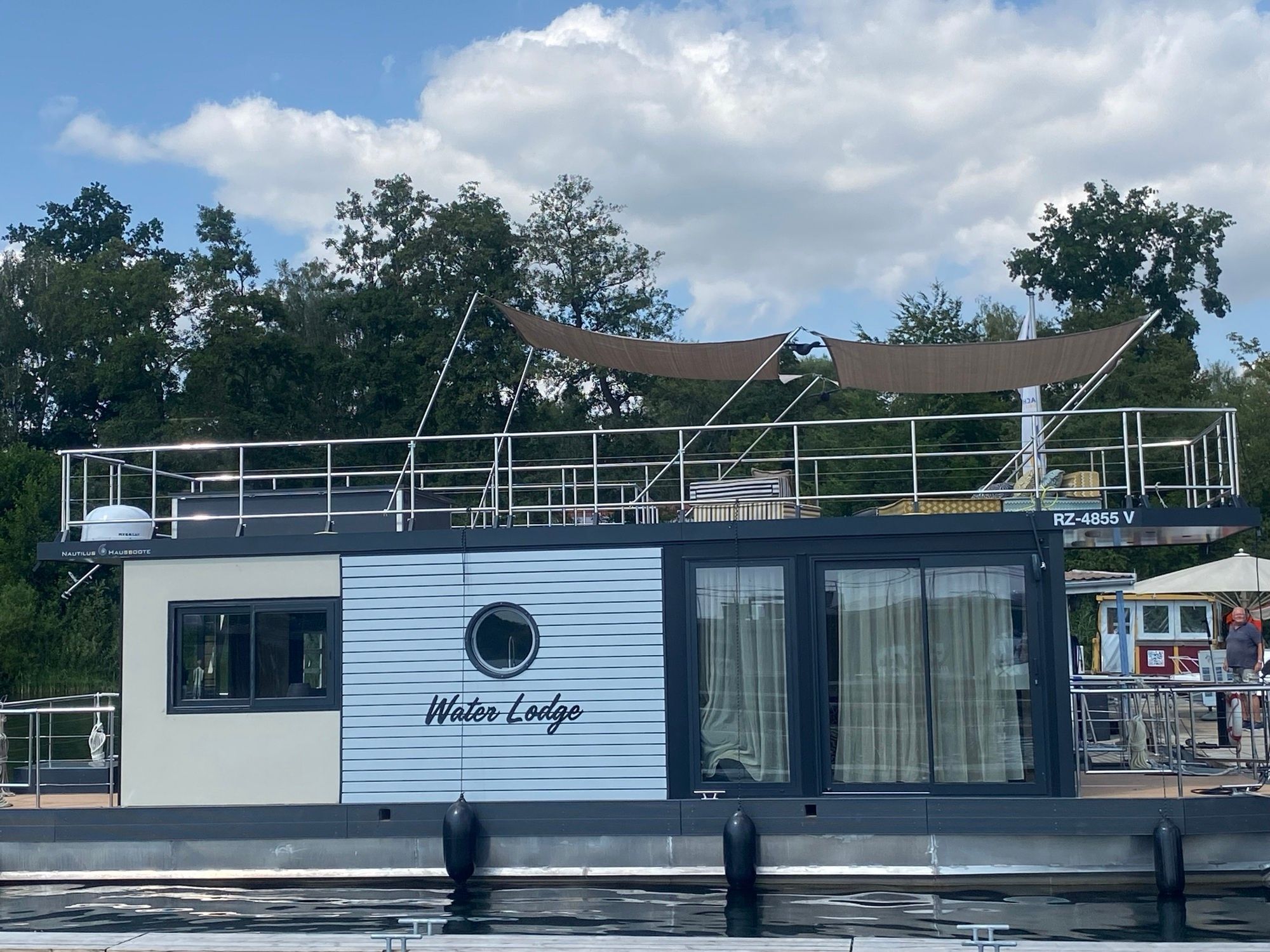Nautilus Houseboat | Water Lodge