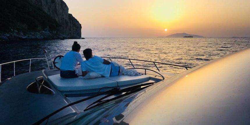Amalfi: 2-Timers Motorbåtcruise med å Se På Solnedgangen