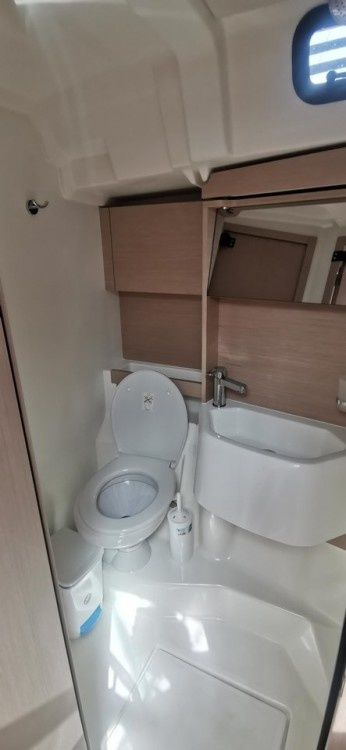 Beneteau Oceanis 51.1 | Living in Sea