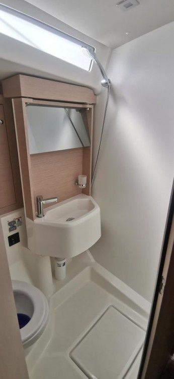 Beneteau Oceanis 51.1 | Living in Sea