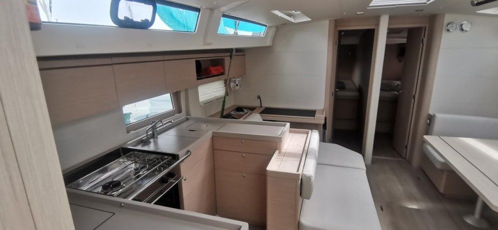 Beneteau Oceanis 51.1 | Living in Sea